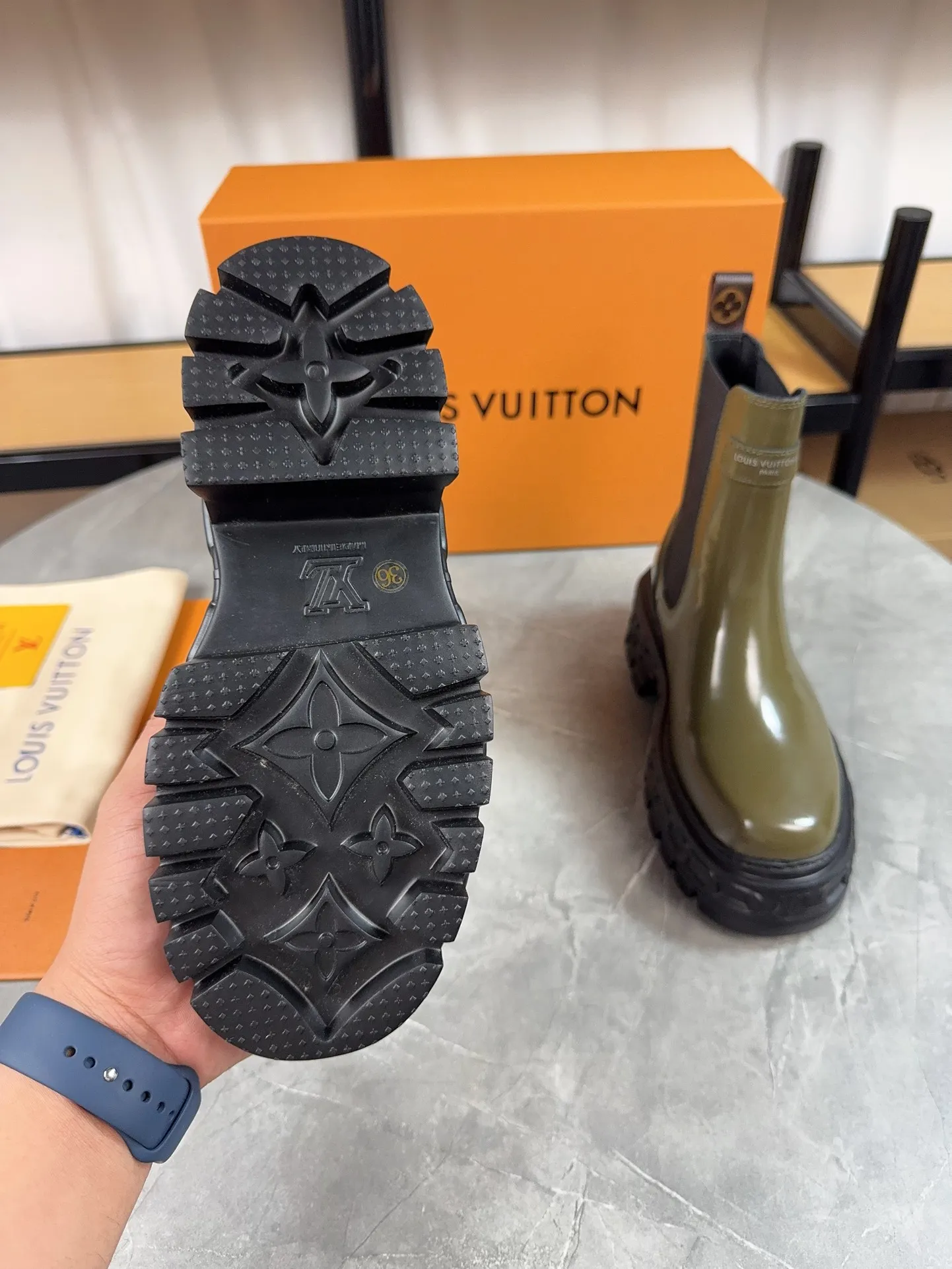 Men's shoes 💰700💰 Louis vuitton's new short boots; beautiful lines and no bloat, original first-layer cowhide combined with high mercerized frosted cowhide, thin-strap motorcycle boots are easy to put on and take off, without contrast (to isolate the cold winter) ❶ Upper: original open-edge beaded cowhide ❷ Inner: cowhide ❸ Foot pads: cowhide leather ❹ Outsole: original wear-resistant and non-slip raw rubber sole ❺Sole height: 6cn ❻Packaging: Original LV special box ❼Number: 34-41 (34/41 customization is not returnable) Boot height 6 inches ☀Color: (black military green)